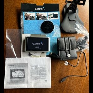 Garmin nüvi 1300LM GPS Navigator 4.3" Screen Complete W/ Car Mount Carry Kit